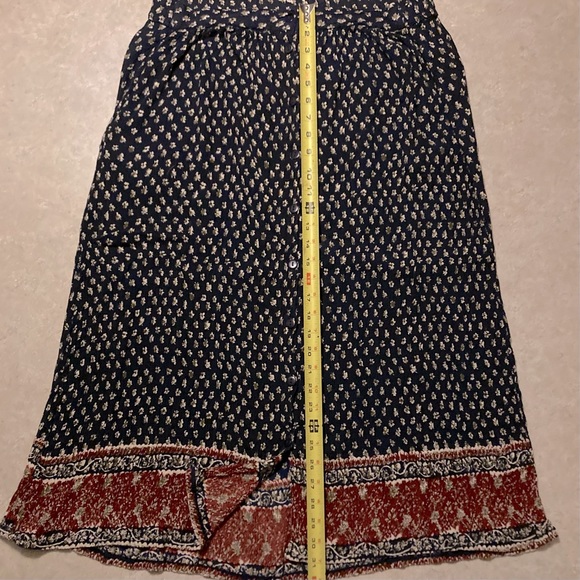👛 Crinkle maxi skirt,navy/rust print by PrettyPink. Full front buttons.32”waist - Picture 3 of 7